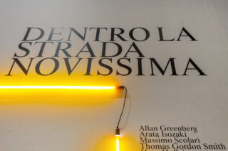 05-ESS-Dentro-la-Strada-Novissima-MAXXI-Exhibition-Post-modern-Neon-Typography-Entrance