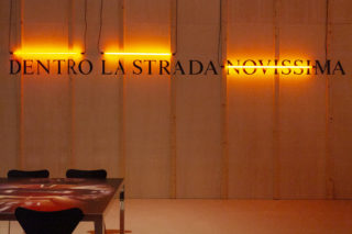 07-ESS-Dentro-la-Strada-Novissima-MAXXI-Exhibition-Post-modern-Neon-Typography-Signage